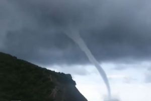 Fenomen meteo spectaculos surprins pe Marea Neagra in apropierea unei statiuni aglomerate (foto-video)
