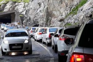 Aviz amatorilor de Transfăgărăşan: răbdare şi tutun!