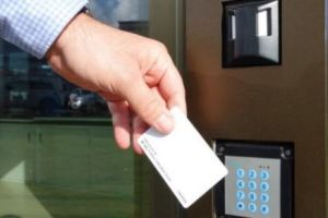 Cum anumite sisteme control acces imbunatatesc siguranta la locul de munca?