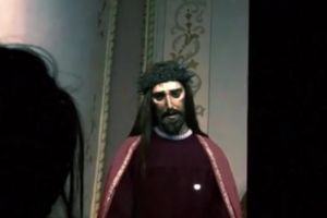 VIDEO SOCANT! O statuie cu Iisus si-a miscat ochii, in timp ce cativa crestini se rugau la ea! Momentul tulburator surprins pe camera video