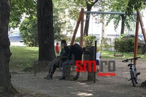 FOTO. Scene revoltătoare! Tineri drogaţi, printre copii, în parcul Soarelui