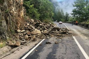 VIDEO FOTO – Căderi de pietre pe DN7C – Transfăgărăşan