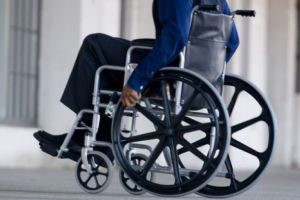 Adulţii cu handicap beneficiază de o alocaţie de îngrijire. Valoarea este stabilită în funcţie de gradul de handicap al persoanei