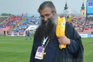 Clip viral: Un preot spune că femeile care poartă pantaloni 