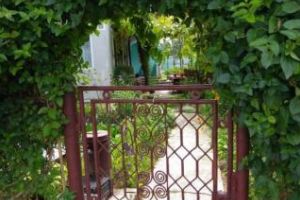 Adolescent băut a intrat în casa unei vecine şi a pipăit-o în somn. I-a prins concubinul femeii