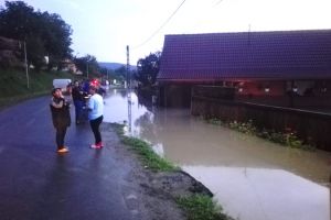 FOTO – Zeci de locuinţe evacuate din cauza inundaţiilor şi drumuri judeţene închise la Sibiu