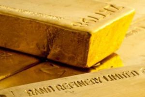 AU SĂPAT în nisipul din staţiuni, după lingouri de aur