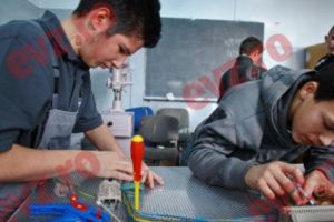 Peste 20.000 de locuri au rămas libere în şcolile de meserii