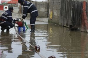 (GALERIE FOTO) S-au rupt norii. Primarul comunei Luncoiu de Jos: „Inundaţii cum au fost acum nu au mai fost, spun oamenii, din 1970”