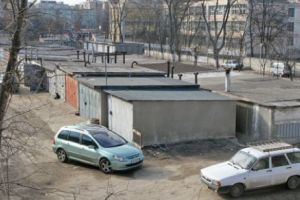 Primăria s-a apucat de demolat garaje