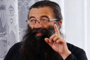 VIDEO – Preot despre fetele care umblă în pantaloni: ’’Sunt în pericol să rămână nemăritate!’’