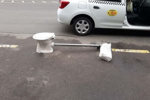 Cu buda-n stradă: Şi-a aruncat WC-ul, cu capac cu tot, pe o stradă circulată din Oradea!
