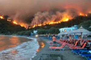 Dezastru în Grecia! Incendii lângă Atena, soldate cu 20 de morţi. Staţiunile de vacanţă sunt grav afectate 
