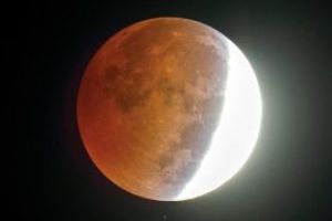 Eclipsa de Luna cu cea mai lunga durata din secolul XXI va avea loc la 27 iulie