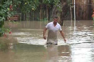 Alertă în Timiş: apă contraminată în urma viiturilor, oamenii nu mai pot folosi fântânile