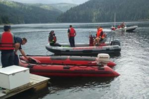 Șeful APIA Cluj înecat în lacul Beliş, de negăsit. Se aşteaptă scafandri de adâncime care să poată coborî peste 40 m în apă
