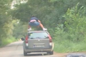 Șofer iresponsabil. S-a urcat pe maşină ca să se maimuţărească în timpul mersului I FOTO