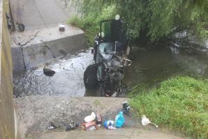 Cinci copii si doi adulti, la spital dupa ce masina in care se aflau a cazut in apa, de pe un pod, in Timis