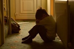 Copil de 17 ani, reţinut pentru că ar fi violat un altul de numai 6 ani