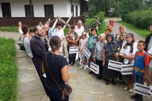 Mai mulţi credincioşi ortodocşi din Neamţ care vizitează lăcaşuri de cult din Bucovina ...