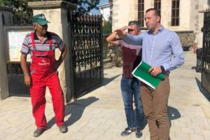 Strada Curtea Domnească, în curs de reabilitare totală, cu trotuare în două culori