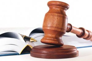 Noua lege privind organizarea judiciară aduce schimbări majore în sala de judecată: Apărătorii la acelaşi nivel cu procurorii