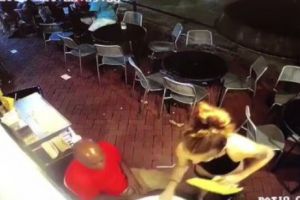 Sfat din partea unei ospătăriţe pentru femeile MOLESTATE: Dacă clientul vă PIPĂIE  daţi cu el de pământ. VIDEO în articol