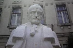 Svastica pe statuia din fata liceului “Gheorghe Sincai” Baia Mare (FOTO)