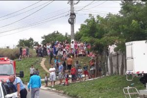 O autoutilitară a ruinat casa unei femei din Arad I FOTO