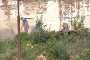 Imagini cu muncitori care provoacă incendii, surprinse în curtea fostei Rafinării Astra