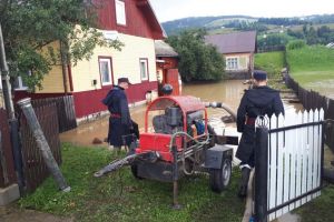 Intervenţii ale pompierilor pentru evacuarea apei din gospodării, în zona de munte