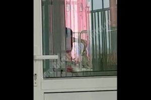VIDEO: Anchetă la Spitalul Judetean din Târgovişte după ce o asistentă a fost filmată bruscând un bebeluş orfan