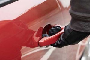 Aventuri de weekend: Doi tineri din Lugaşu de Jos au spart un ABC şi au furat două maşini ca să se plimbe