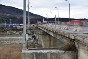 Reabilitarea podului peste Trotuş de la Oneşti mai are de aşteptat