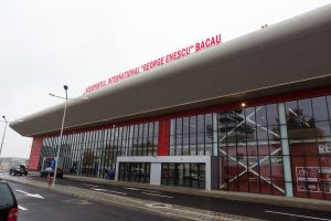O pianină pentru pasagerii Aeroportului Bacău