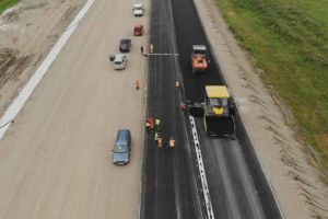 VIDEO Autostrada Sebeş-Turda: Pe lotul 1 se asfaltează între cele două drumuri judeţene care duc spre localitatea Teleac