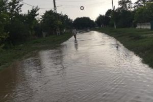 Probleme in localitatea Saraiu dupa codul portocaliu de vreme rea. Un drum a fost acoperit de apa (galerie foto)