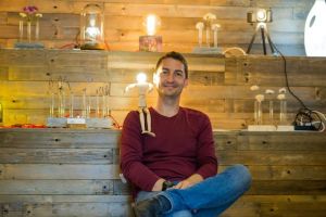 Sibianul care transformă obiectele în lămpi – Creaţiile lui Cătălin Drăghici sunt super faine!