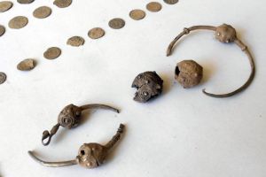 Monede şi bijuterii: Două tezaure medievale, descoperite în Almaşu Mic (FOTO)