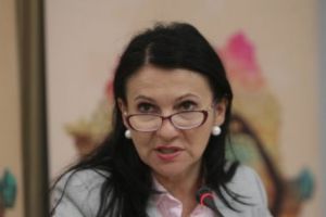 ASISTENTA medicală care a MALTRATAT un BEBELUȘ, CONCEDIATĂ. 