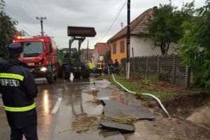VIDEO FOTO – Inundaţii în patru localităţi din judeţul Sibiu. Oamenii au cerut ajutor la 112