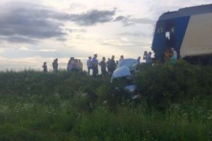 FOTO/ ACCIDENT RUTIER GRAV la Lunca Mureşului. Un tânăr grav rănit după ce autoturismul în care se afla a fost lovit de un tren accelerat. Traficul este întrerupt