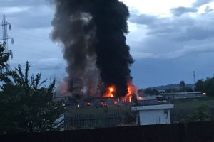 INCENDIU puternic in Paulesti, la un service auto. Flacarile sunt uriase