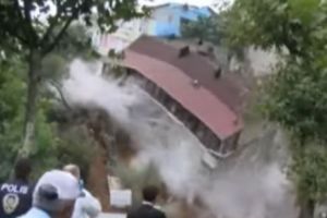 Natura S-A DEZLĂNȚUIT! Ploile torenţiale au DĂRÂMAT DIN TEMELII o clădire cu patru etaje - IMAGINI DRAMATICE