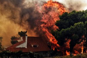 VIDEO FOTO Dezastrul din Grecia – Aproape 80 de morţi şi sute de răniţi. Oameni mistuiţi de foc
