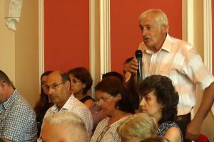 Cetăţeni din Cristur, la Primărie: „Ne-am săturat să fim minţiţi”