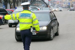Șofer din Gorj, anchetat pentru lovirea unui poliţist de la Rutieră! Agentul dirija traficul în Filiaşi