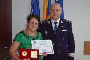 Diplomă de „Poliţist Voluntar” pentru o femeie care a predat poliţiei 1.000 de lei găsiţi într-un bancomat