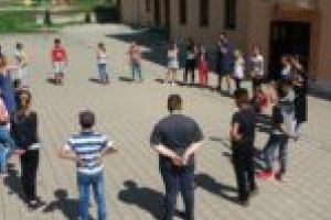 Doi artişti din Timişoara au venit să asculte poveştile copiilor din Anina, cu părinţi plecaţi în străinătate