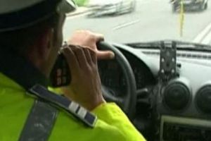 URMĂRIRE cu FOCURI de ARMĂ, în România. Au TRAS de ȘASE ori pentru a opri un MINOR, pe ȘOSEA